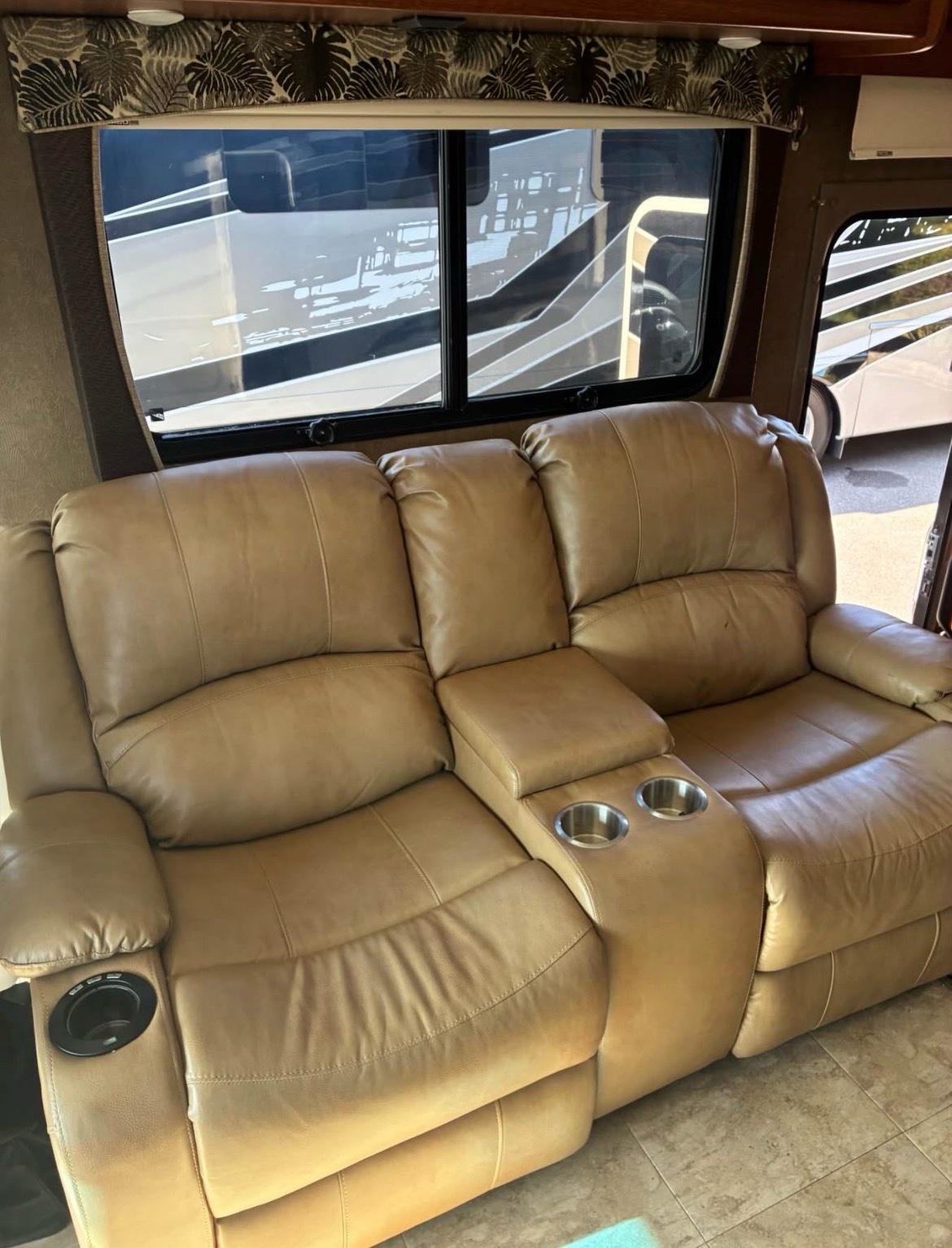 Legacy 340KP RV - Tampa, Florida - FleaMarketBay