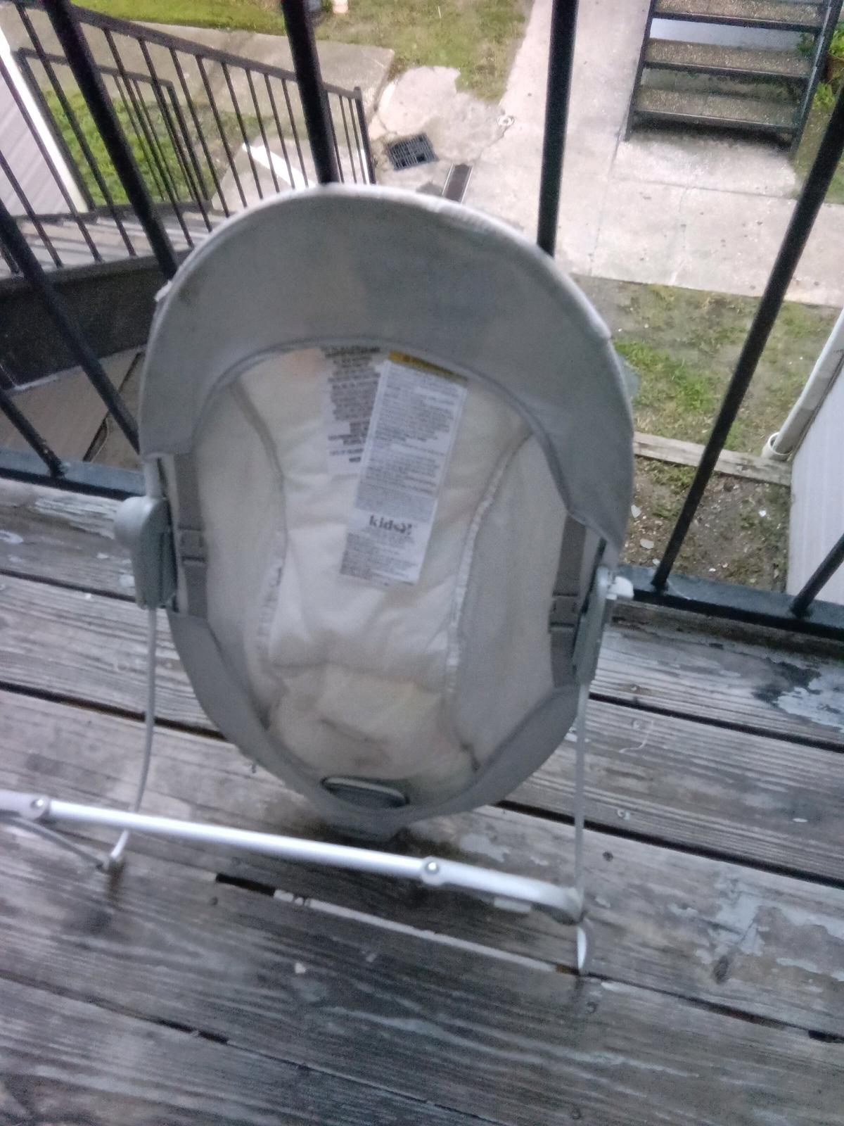 beautiful baby rocker must pickup - Tampa, Florida - FleaMarketBay