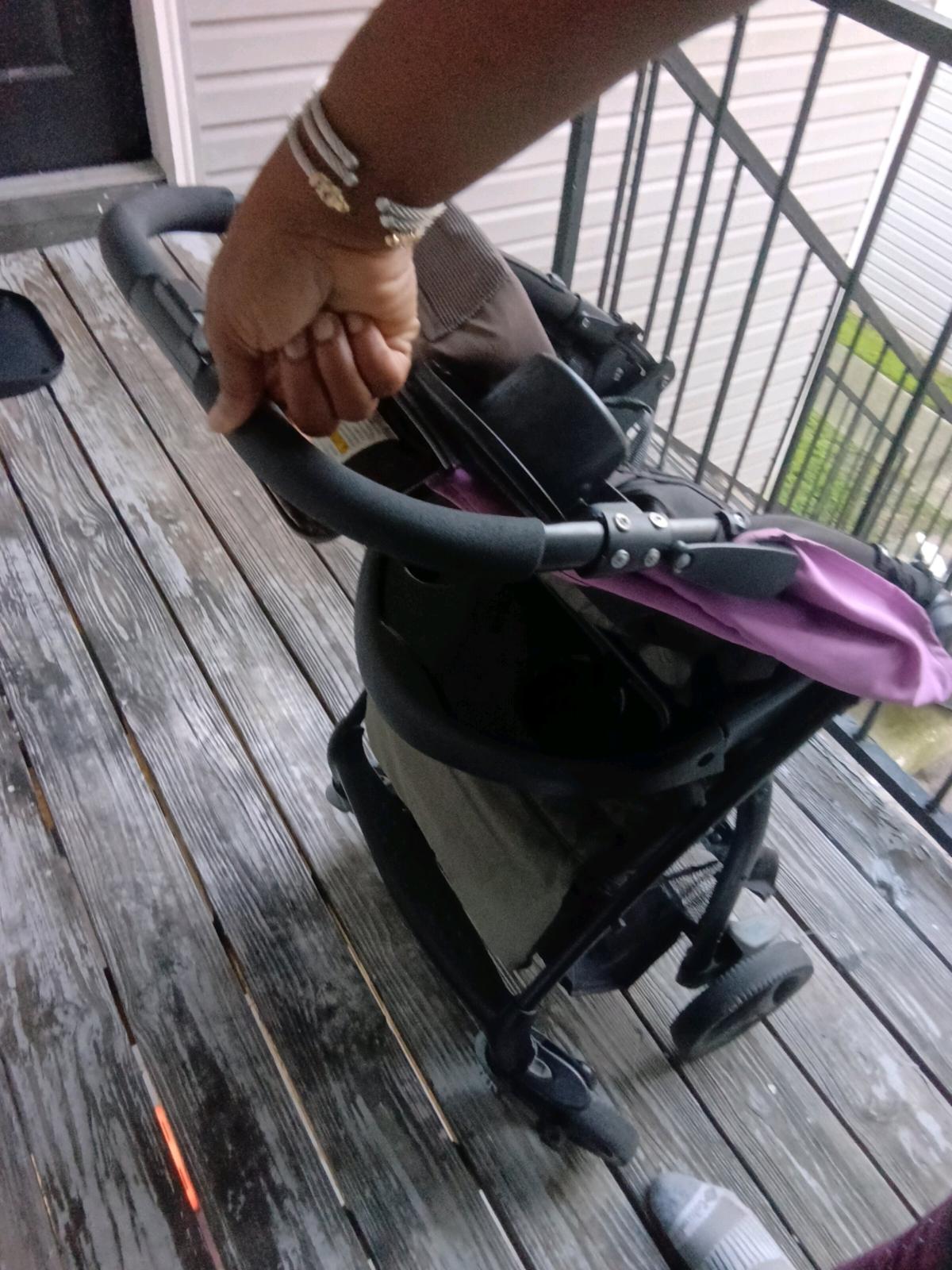 Beautiful baby girl stroller easy to fold - Tampa, Florida - FleaMarketBay