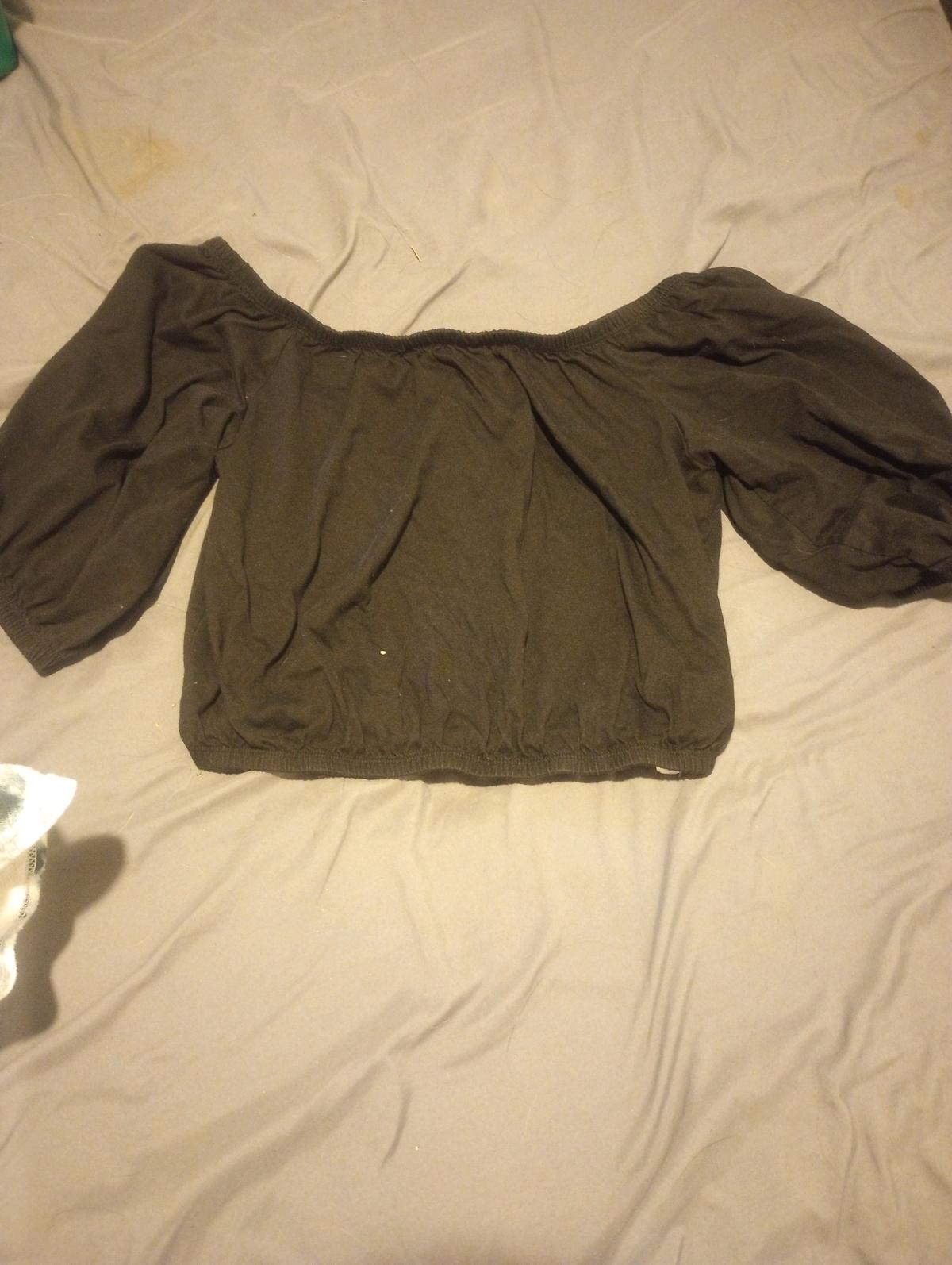 2 womans shirts - Richmond, Kentucky - FleaMarketBay