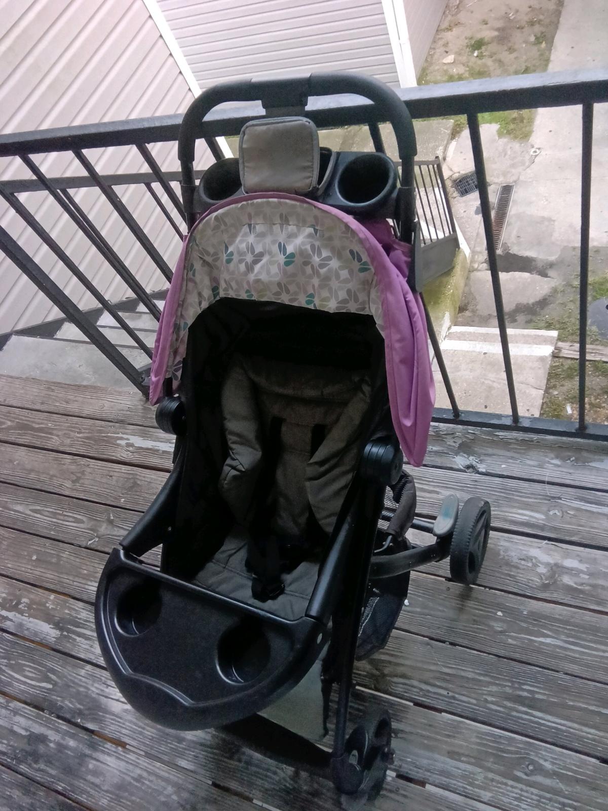 Beautiful baby girl stroller easy to fold - Tampa, Florida - FleaMarketBay