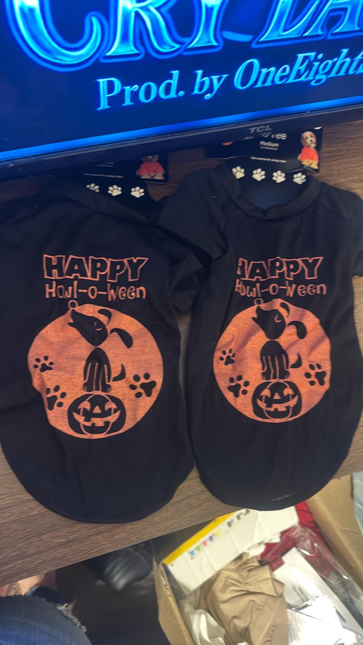 dog costumes - Adams, Wisconsin - FleaMarketBay