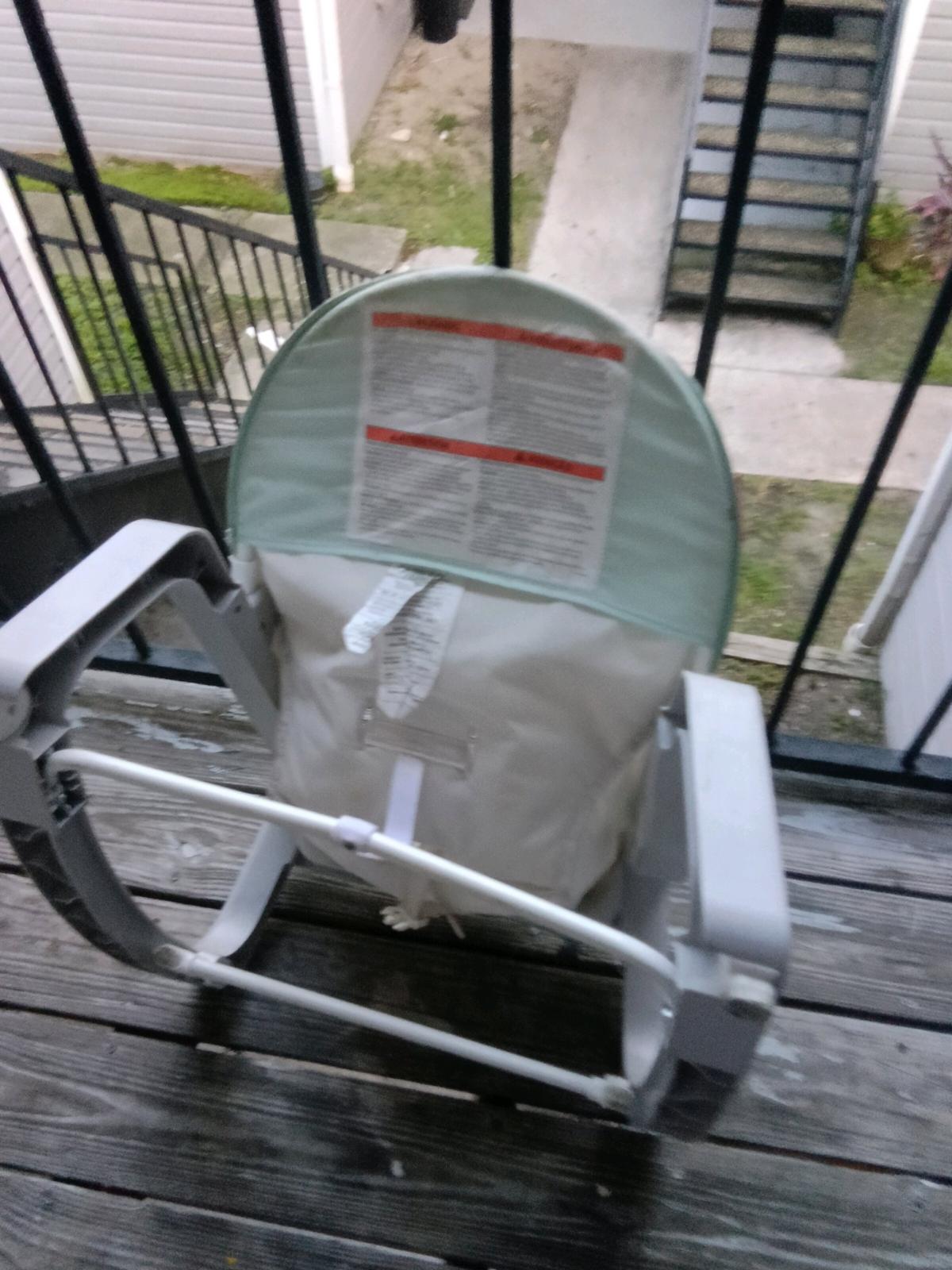 Beautiful baby rocker meeds some TLC - Tampa, Florida - FleaMarketBay