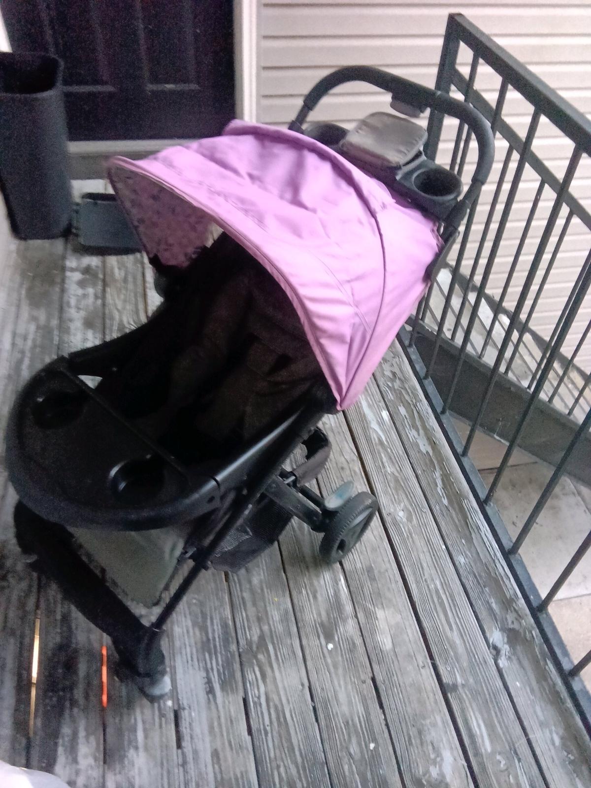 Beautiful baby girl stroller easy to fold - Tampa, Florida - FleaMarketBay
