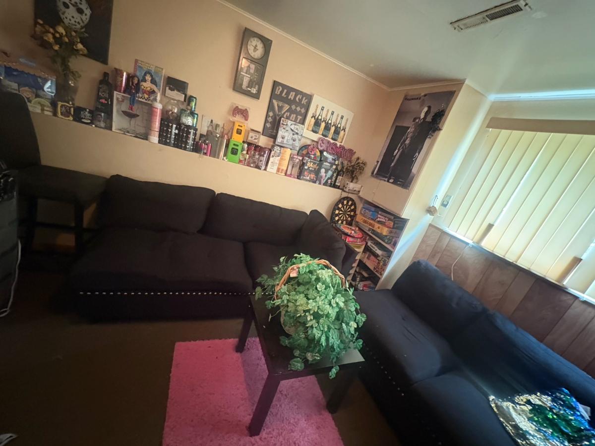black sectional couch - Addison, Michigan - FleaMarketBay