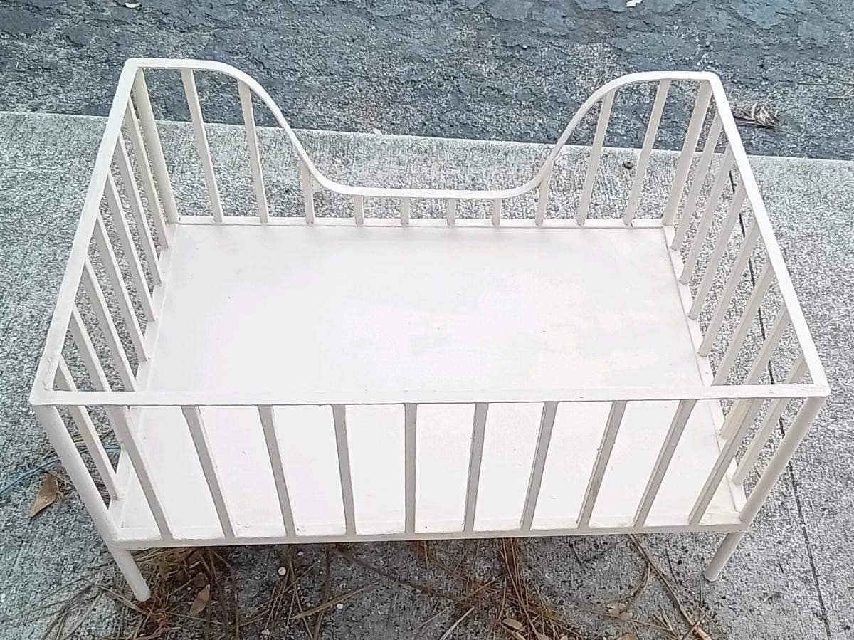 Cute Metal Small Pet Crib Style Bed Cats or Dog - New Port Richey, Florida - FleaMarketBay