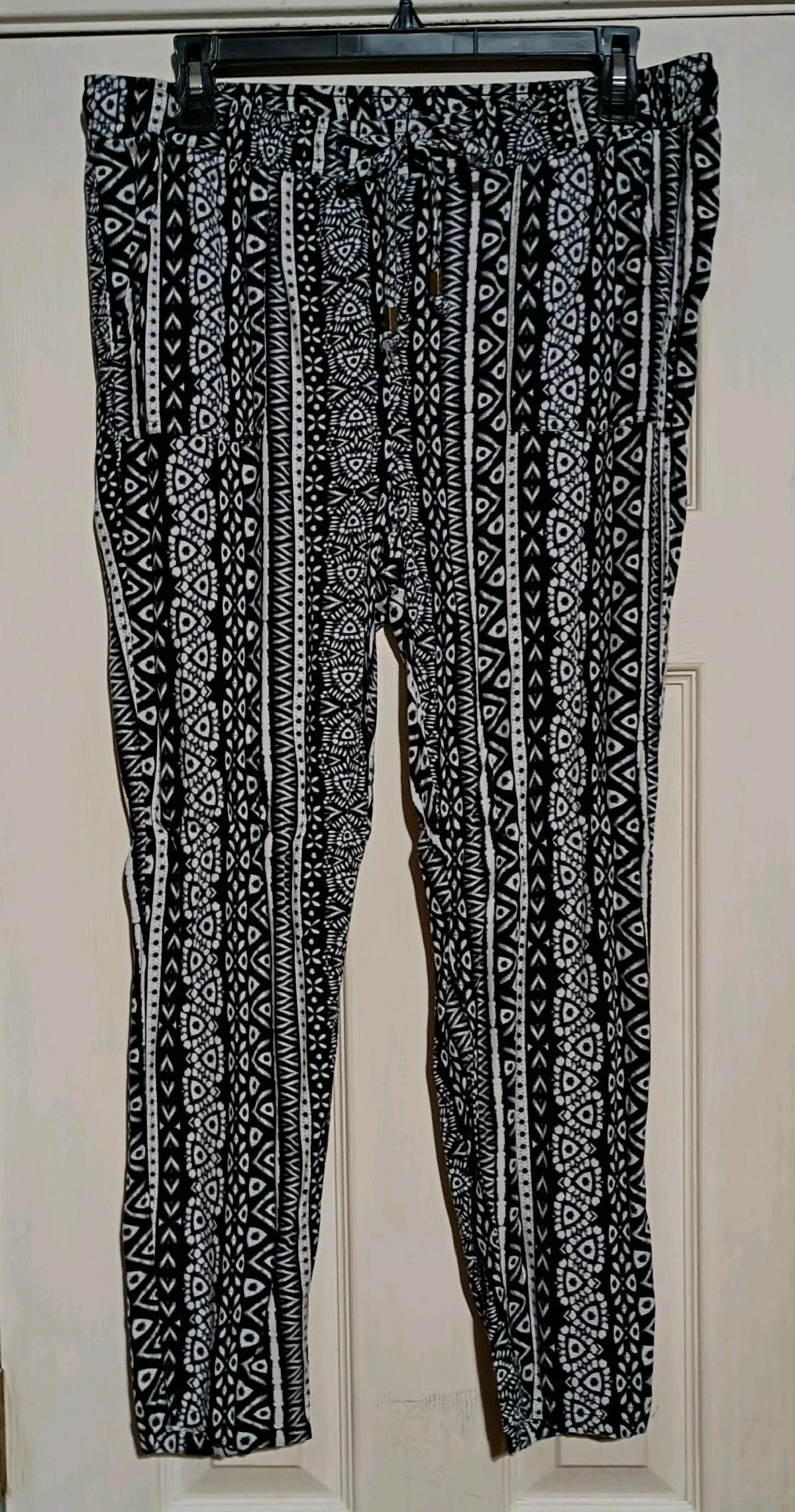 Time and Tru black and white patterned straight leg pants - Laurel, Mississippi - FleaMarketBay