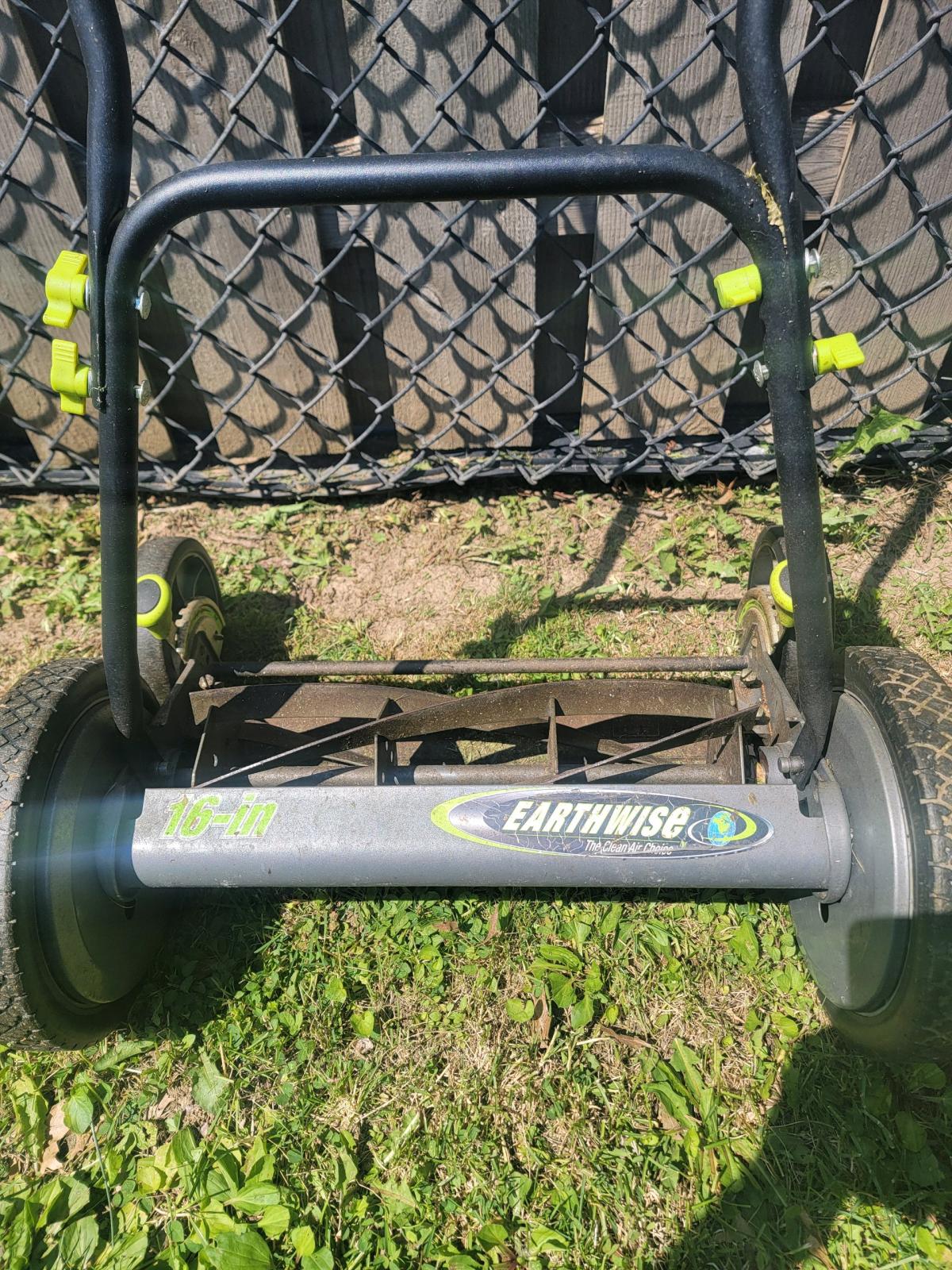 Earthwise 16inch reel lawn mower - Iowa City, Iowa - FleaMarketBay