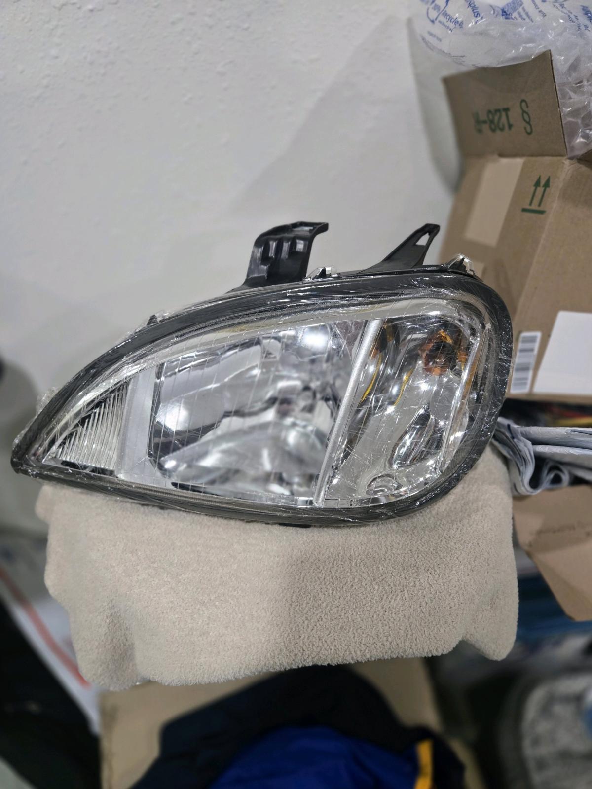 Eagle Eyes FL003B001L Headlight Driver Side For 19962011 Fre - Houston, Texas - FleaMarketBay