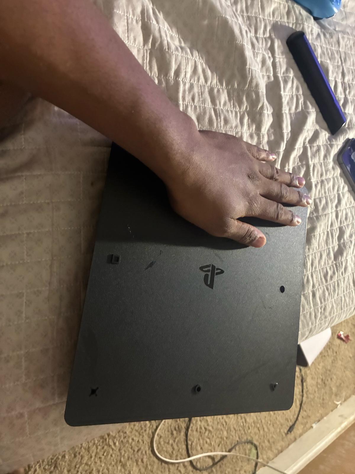 ps4 comes with everything but a controller - Acworth, Georgia - FleaMarketBay