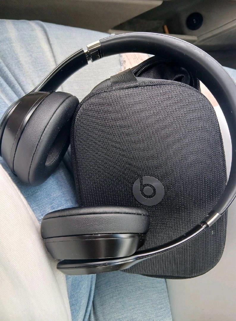 studio headphone with case - Alicia, Arkansas - FleaMarketBay