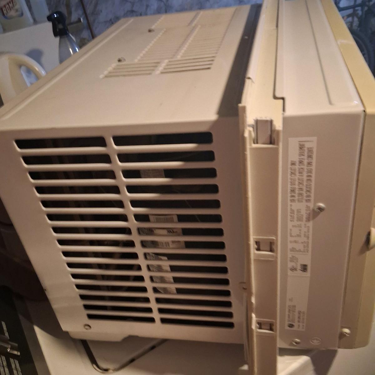 GE 6000 BTU Window Air Conditioner  Clean  Works Great - Philadelphia, Pennsylvania - FleaMarketBay