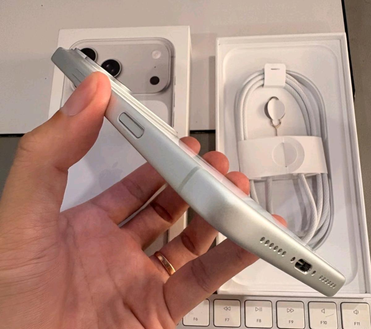 iPhone 17 Pro Max Orange Titanium  Potencia Estilo y Exclusi - Centreville, Virginia - FleaMarketBay