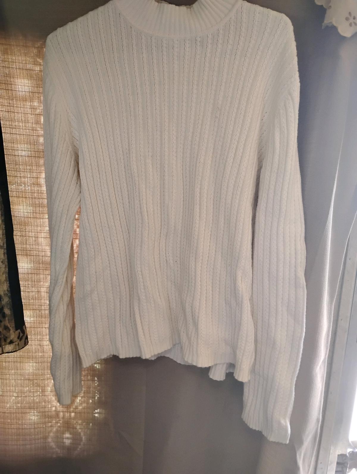 A  Nice Thick White Long Sleeve Top - Swansea, South Carolina - FleaMarketBay