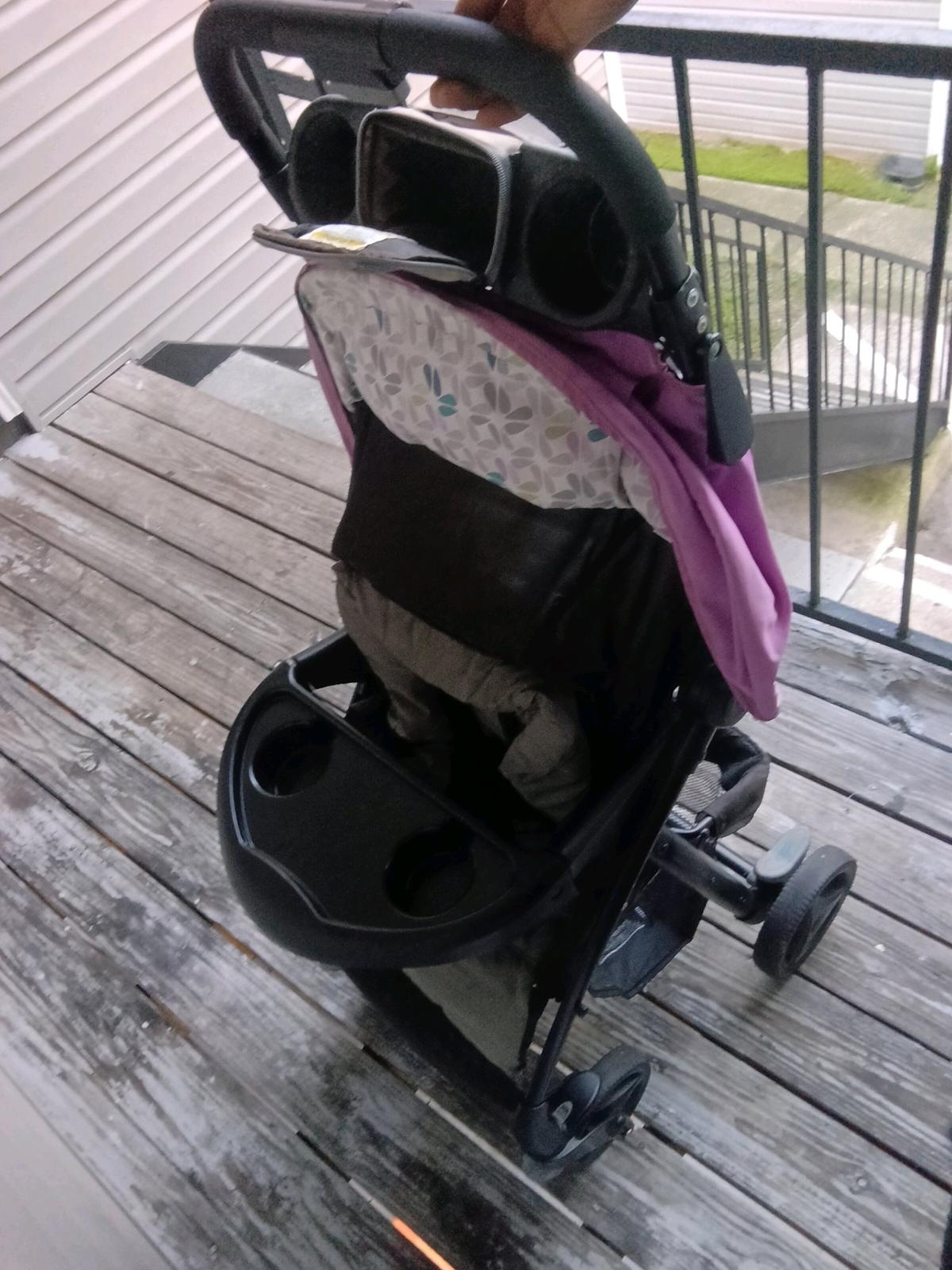 Beautiful baby girl stroller easy to fold - Tampa, Florida - FleaMarketBay