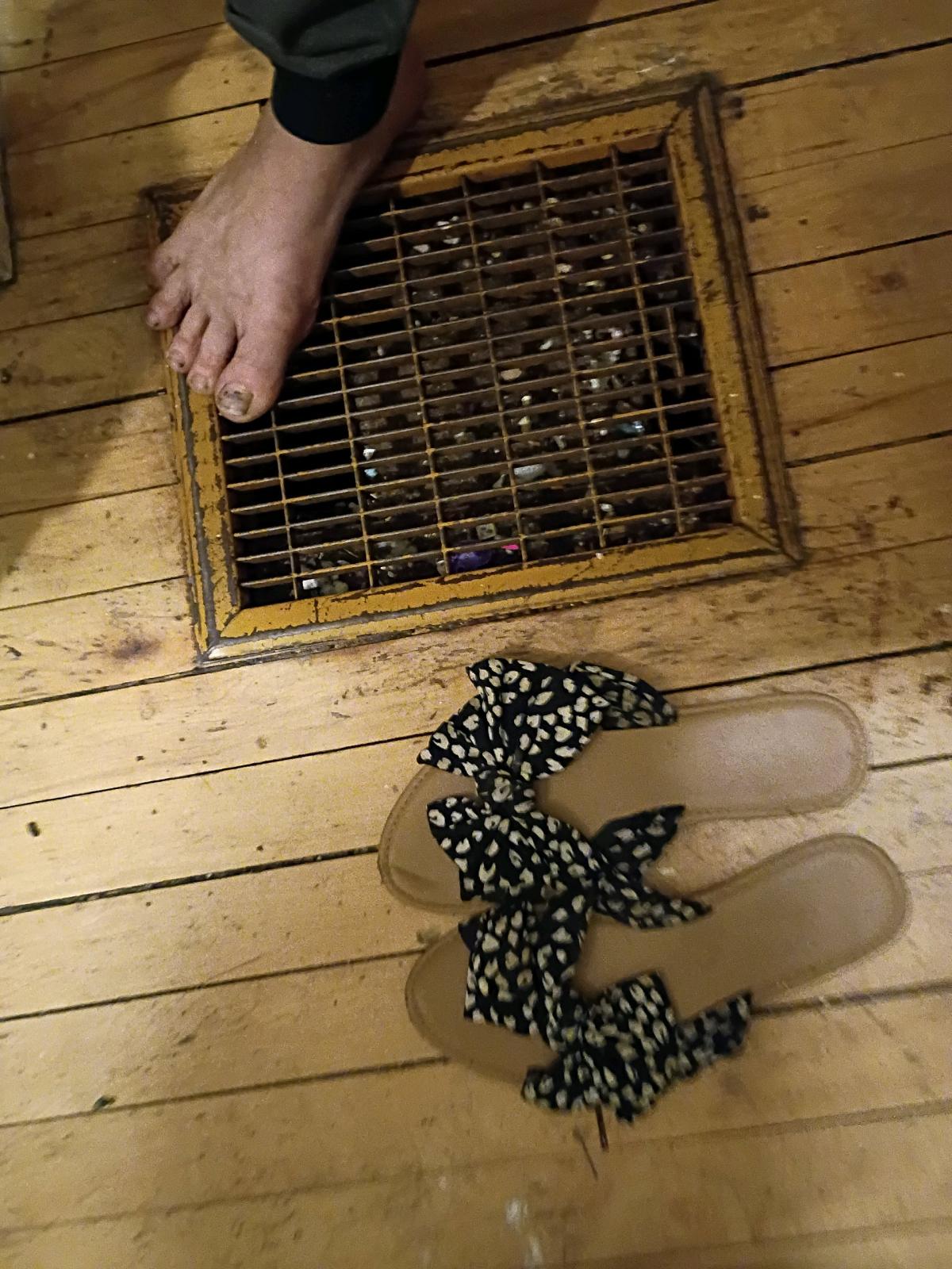 green dress boots and a pair of sandles - Duluth, Minnesota - FleaMarketBay