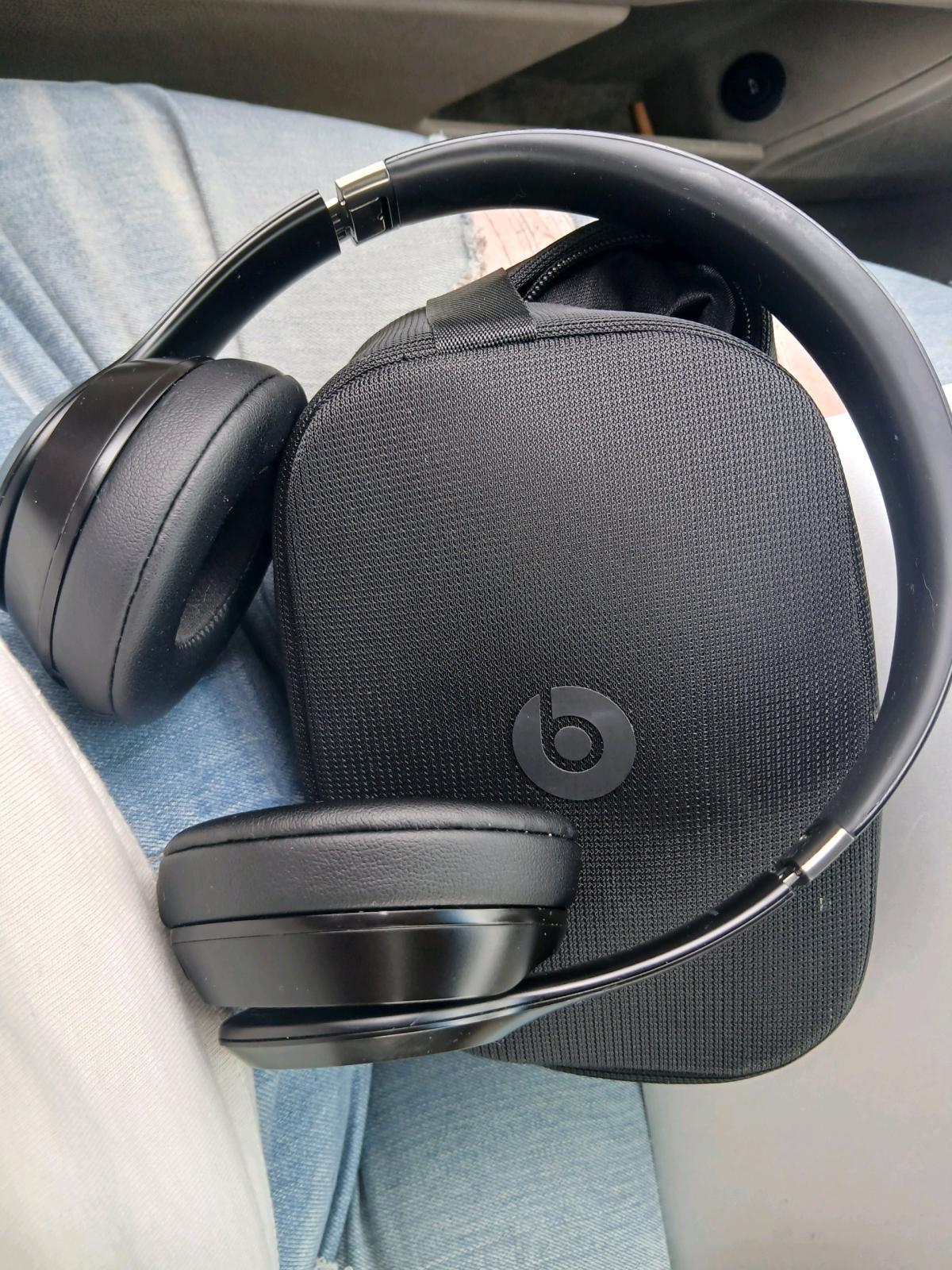 beats studio 4 with case and aux and charger - Columbus, Ohio - FleaMarketBay