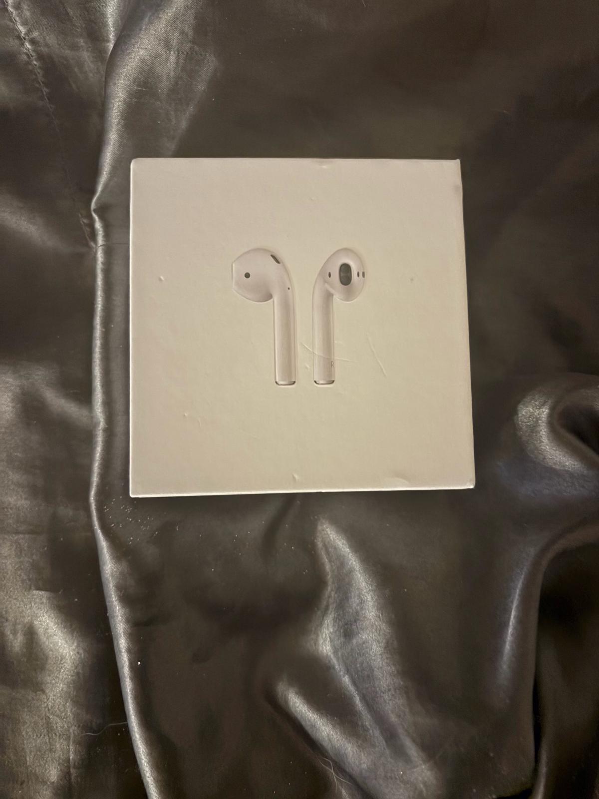 White Wireless Bluetooth Earbuds With Charging Case Included - Rossville, Georgia - FleaMarketBay