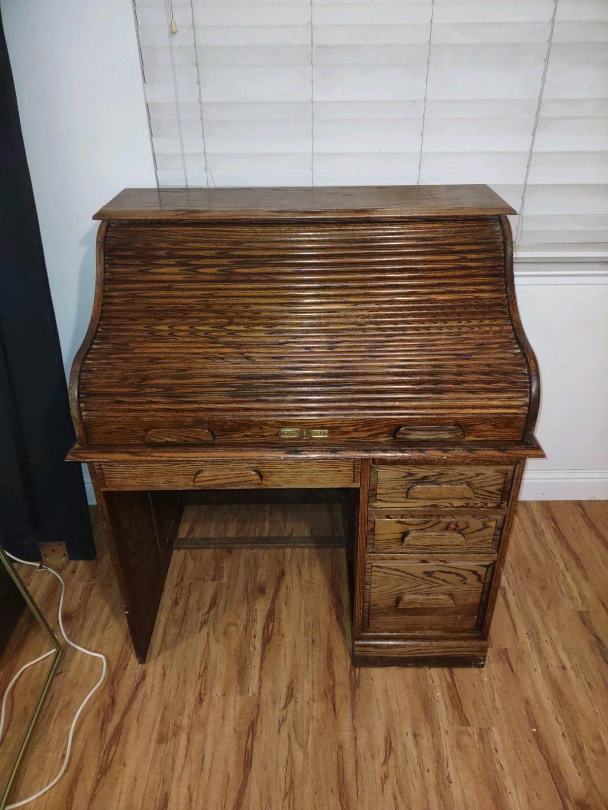 nice roll top desk with key - Clovis, California - FleaMarketBay