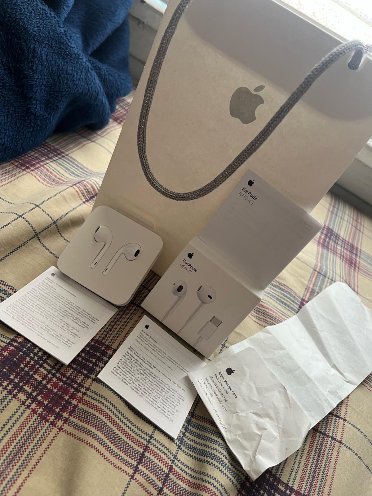 earbuds from Apple and recipe - Lodi, California - FleaMarketBay