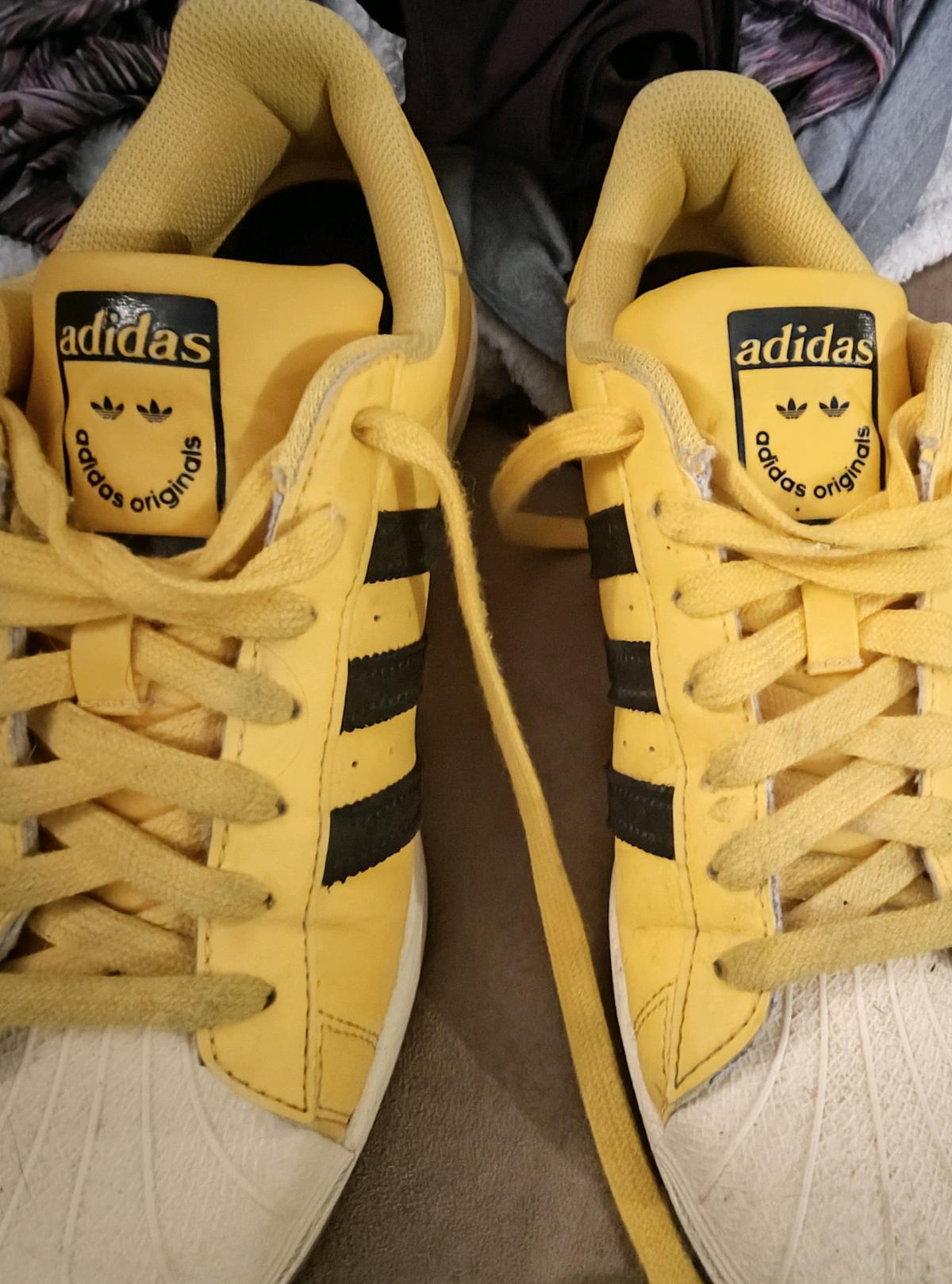 adidas superstar tennis shoes yellowblack - Jasper, Missouri - FleaMarketBay