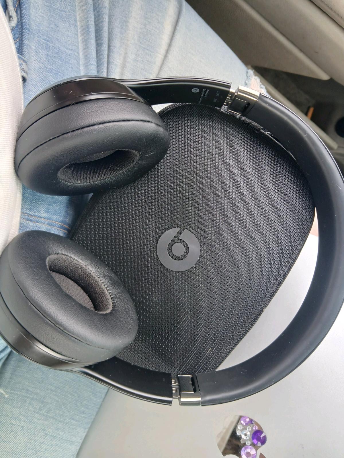 beats studio 4 with case and aux and charger - Columbus, Ohio - FleaMarketBay
