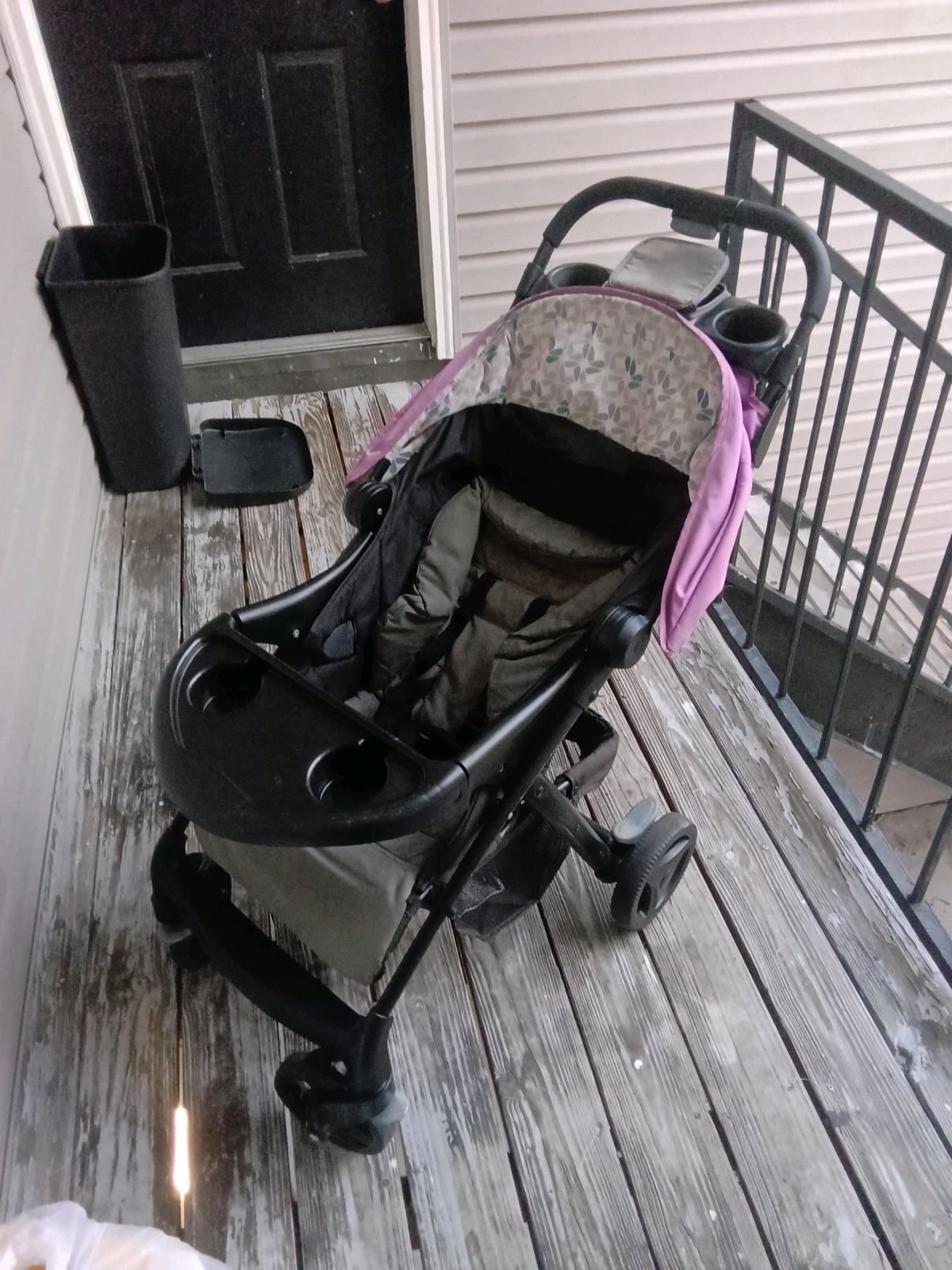 Beautiful baby girl stroller easy to fold - Tampa, Florida - FleaMarketBay