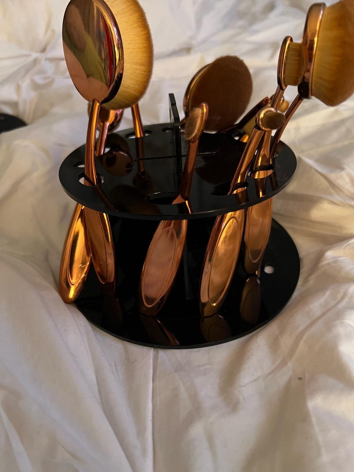 Makeup brushes with stand never used - Lynn, Massachusetts - FleaMarketBay