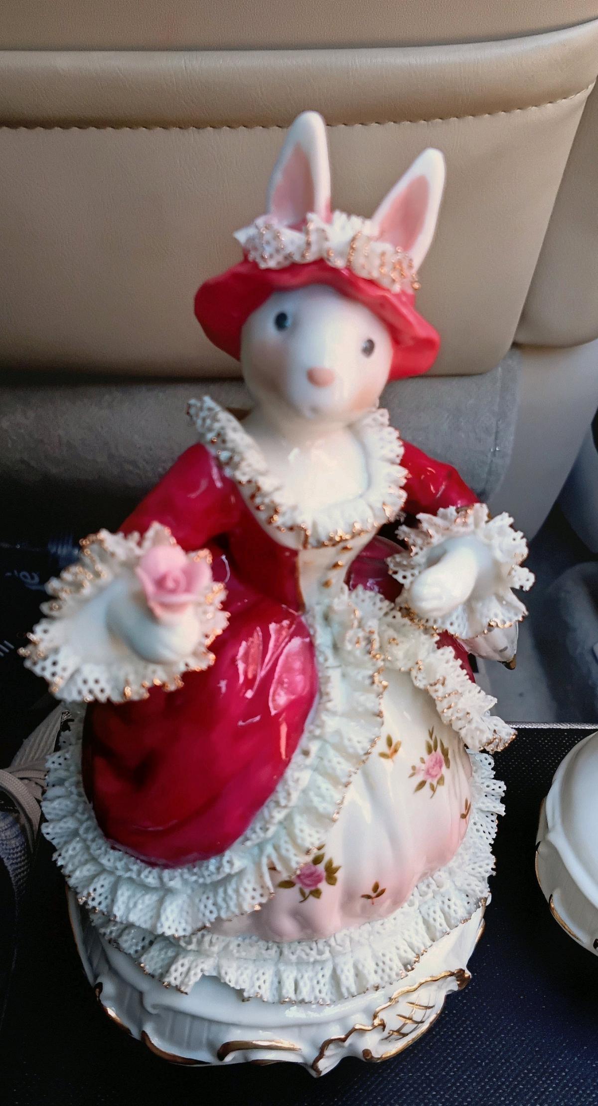 porcelain rabbit - Enumclaw, Washington - FleaMarketBay