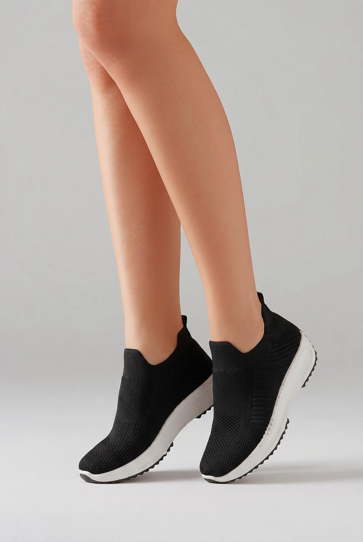 fashion sneakers black size 8 - Lynn, Massachusetts - FleaMarketBay