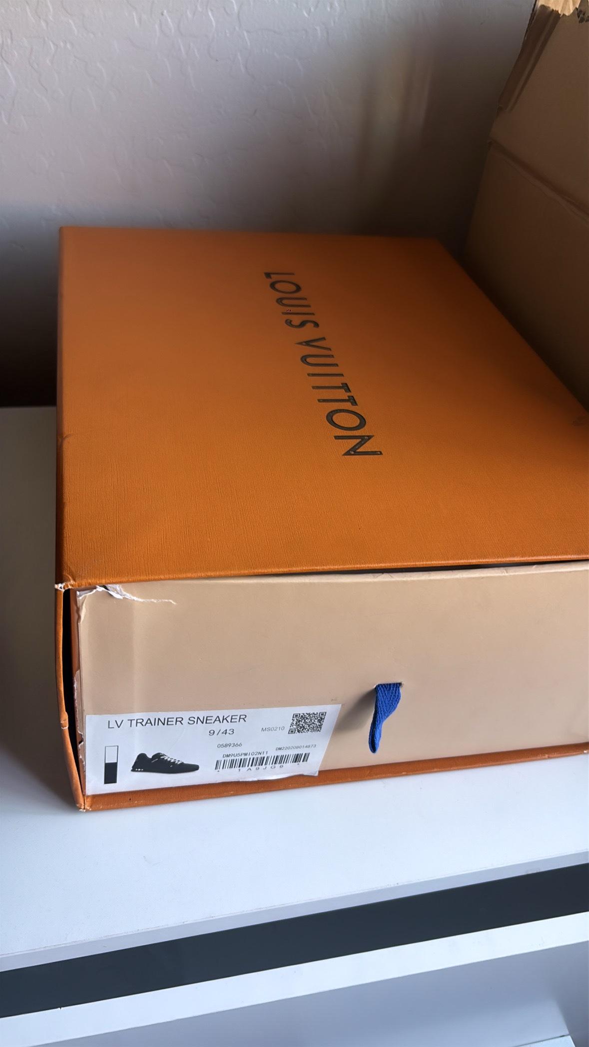 Lv trainers size 9 black - Avondale, Arizona - FleaMarketBay
