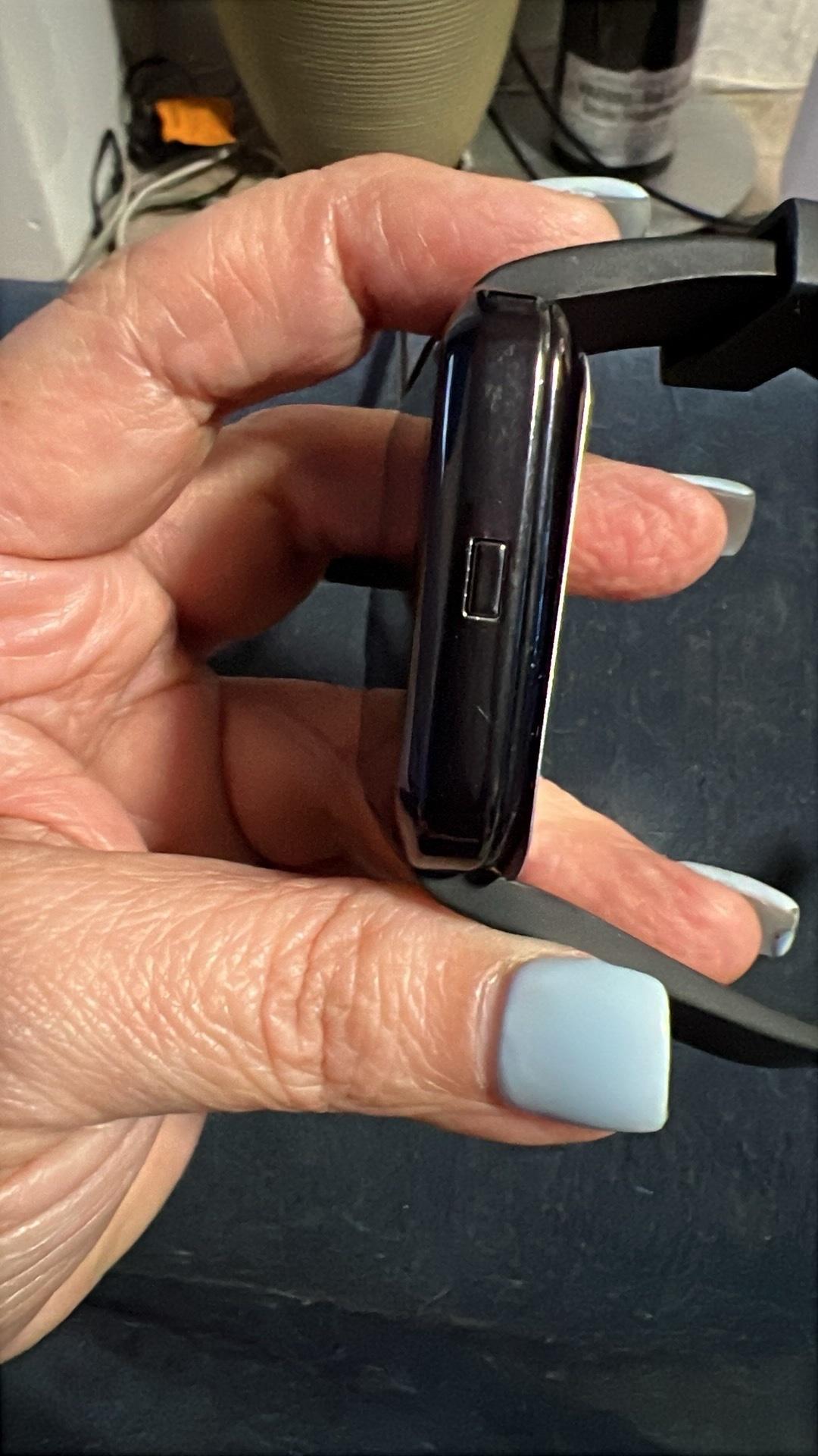 older style I watch great condition comes with charger - Lynn, Massachusetts - FleaMarketBay
