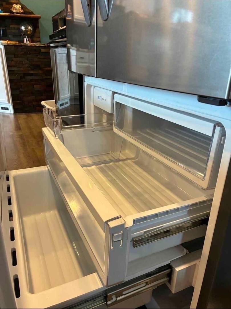 Frigidaire Refrigerator Neatly Used - Ashaway, Rhode Island - FleaMarketBay