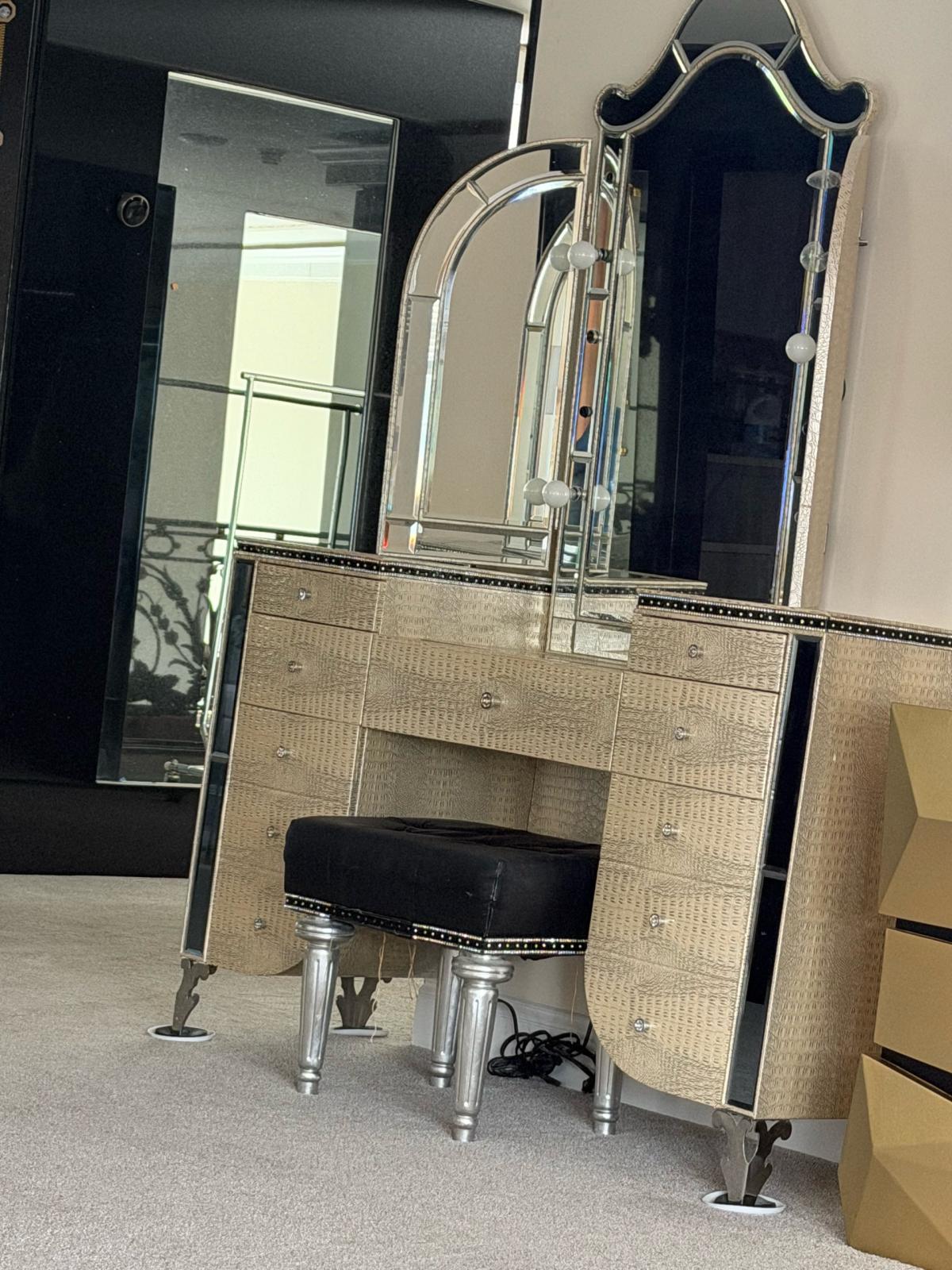 Vanity no mirror no chair very good quality purchased at Ra - Absecon, New Jersey - FleaMarketBay