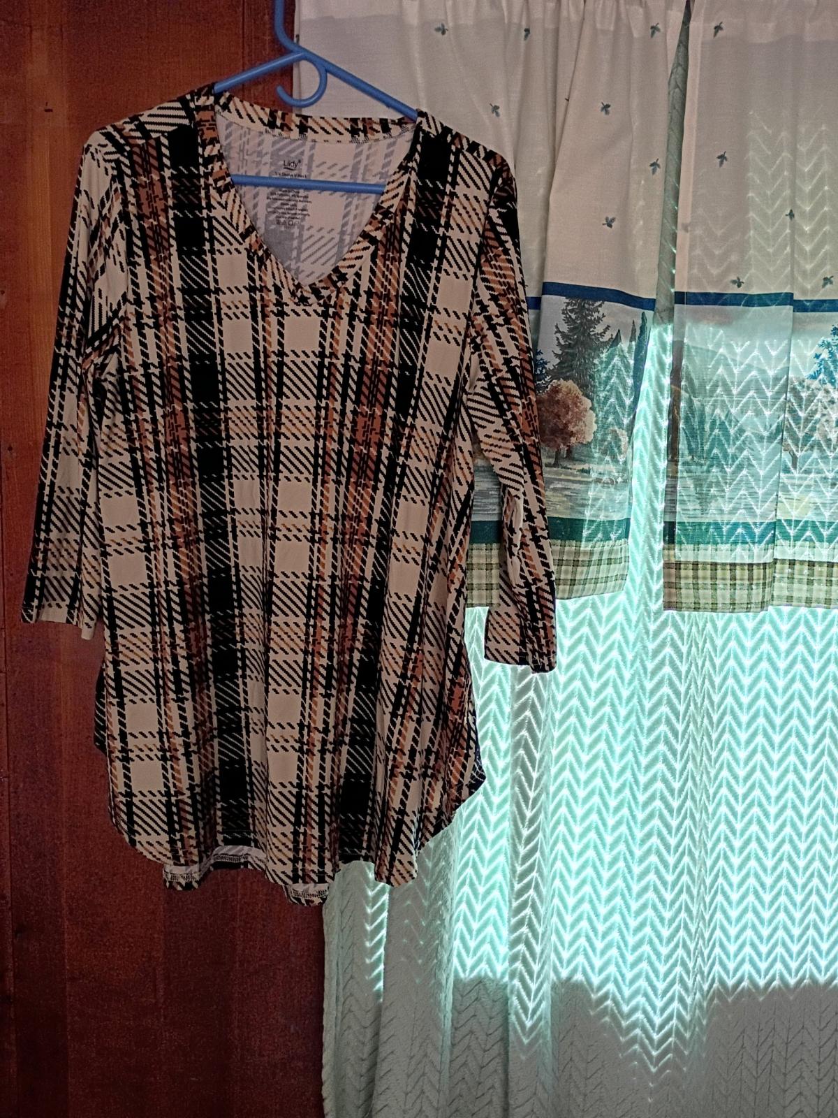 a nice looking blouse I never wore - Bluefield, West Virginia - FleaMarketBay