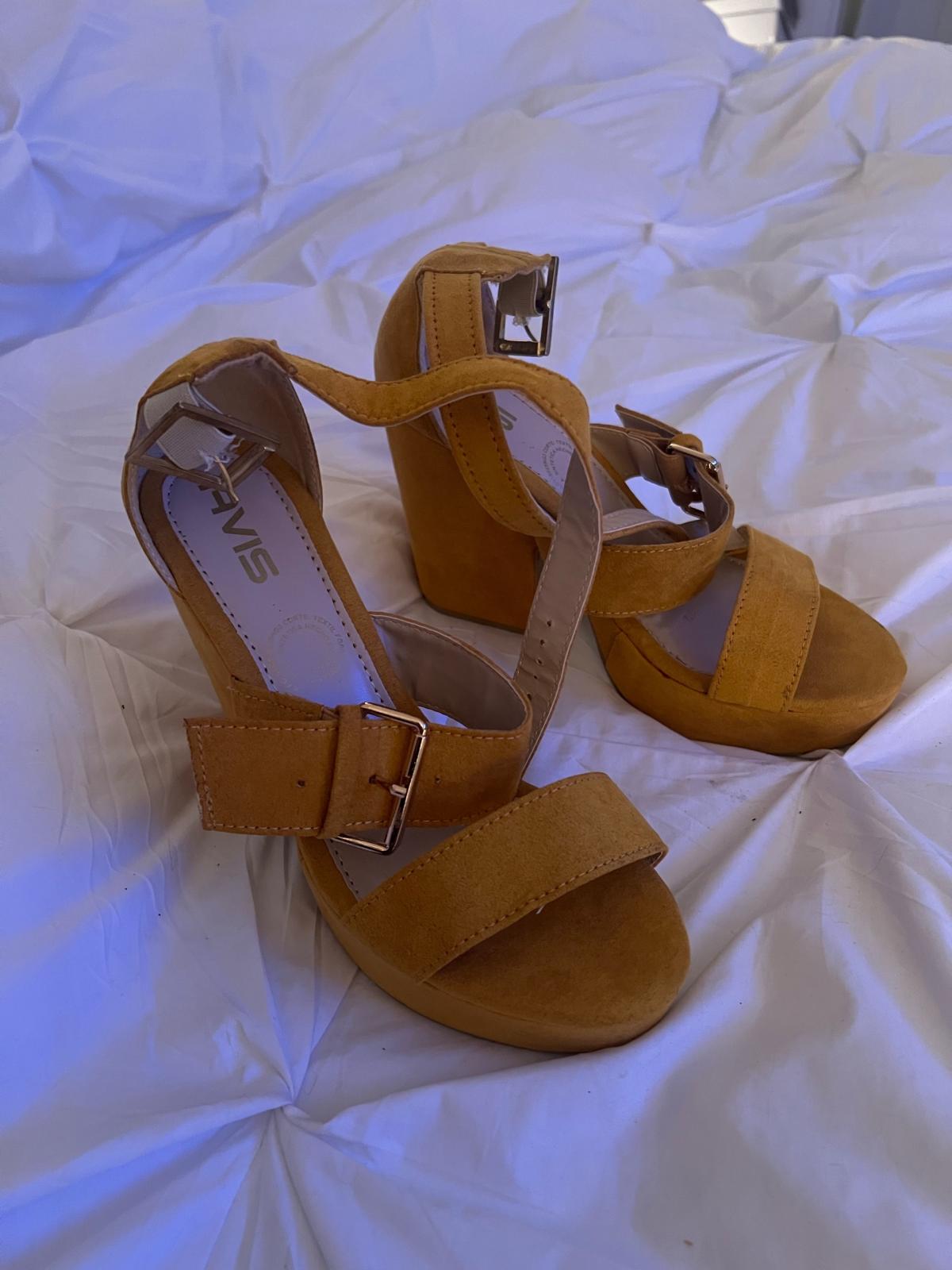mustard yellow sandals size like new - Lynn, Massachusetts - FleaMarketBay