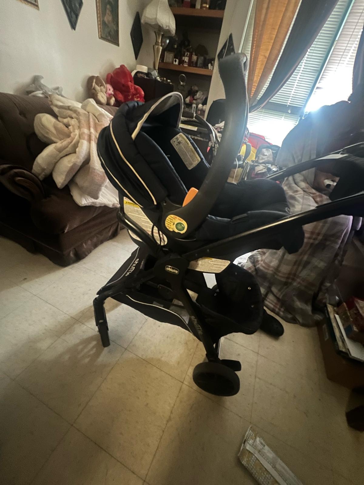 Infant rear facing car seat with all working parts - Saint Louis, Missouri - FleaMarketBay