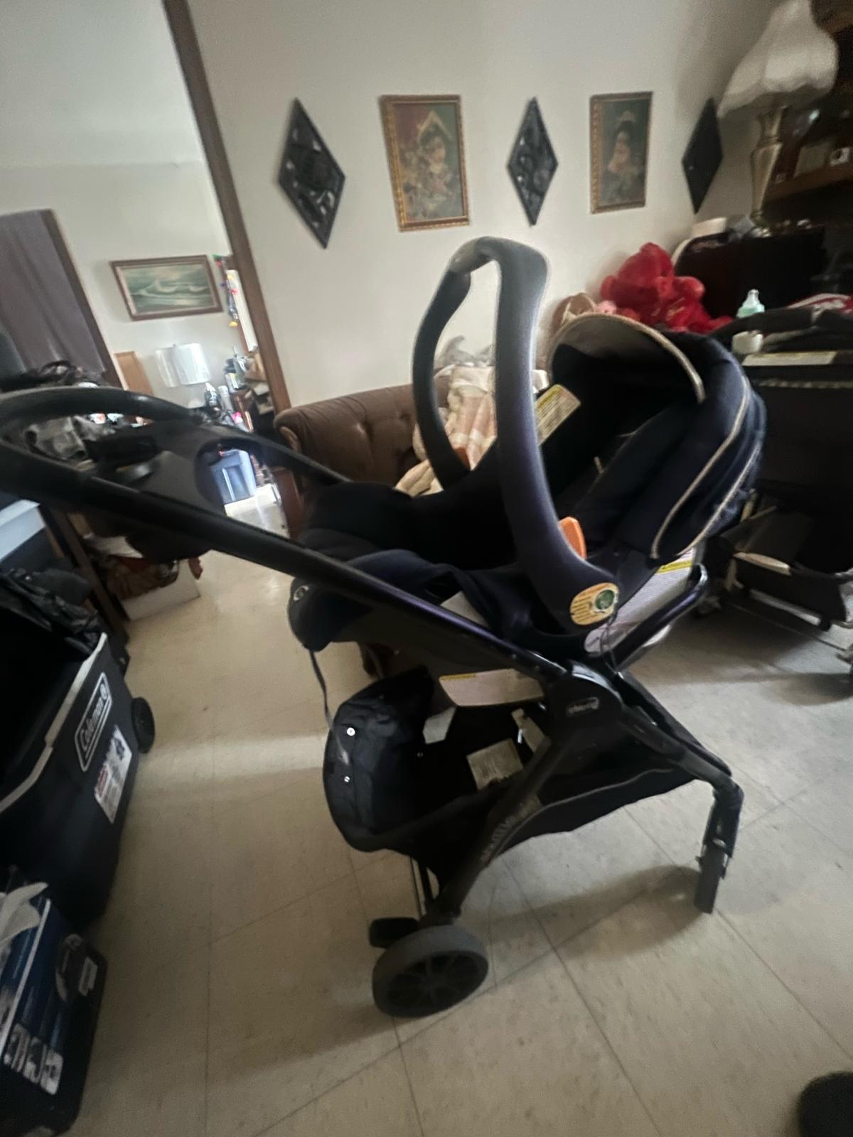 Infant rear facing car seat with all working parts - Saint Louis, Missouri - FleaMarketBay
