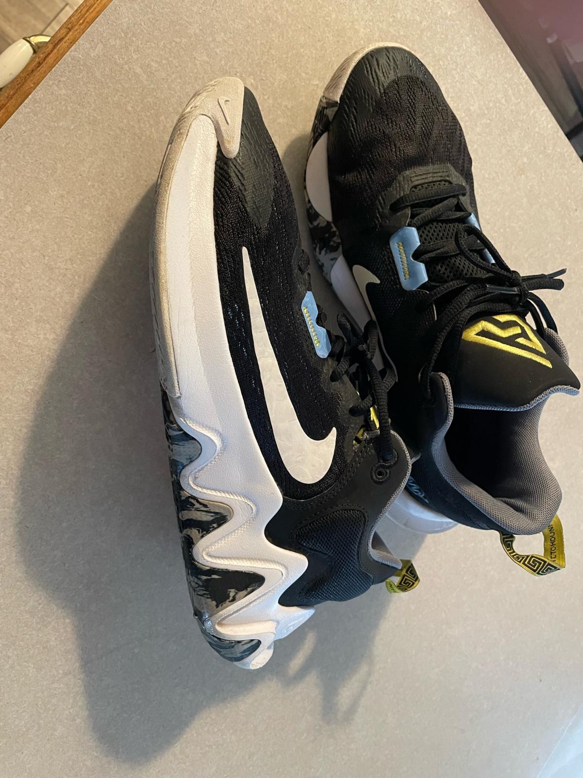 Nikes Giannis Antetokounmpo - Merced, California - FleaMarketBay