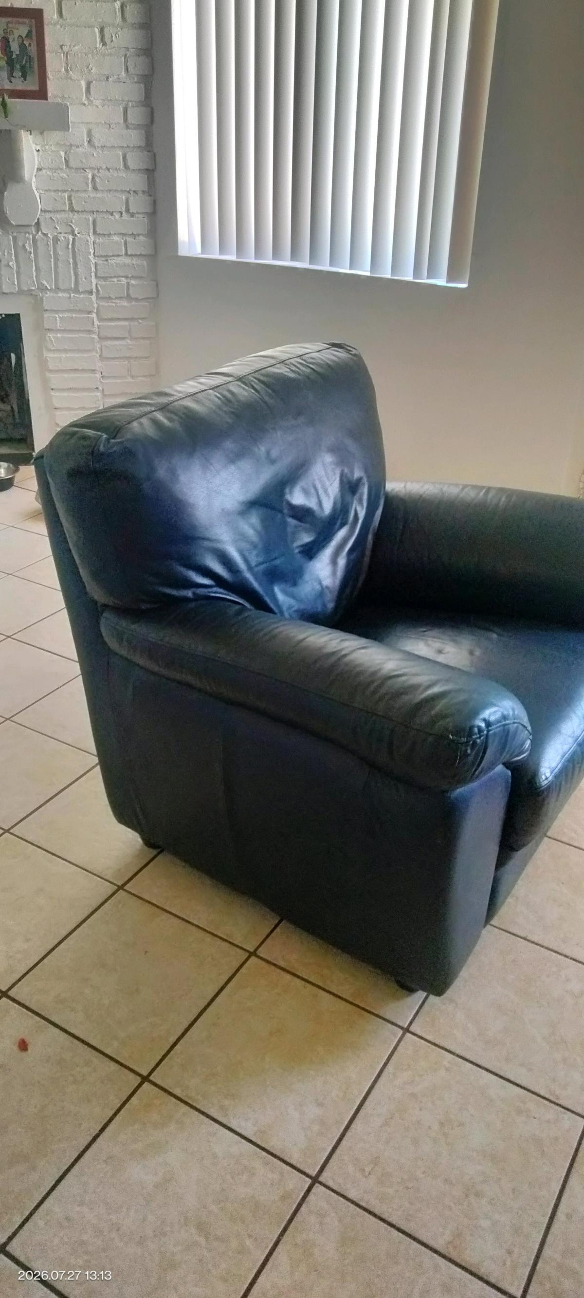 selling couch - California City, California - FleaMarketBay