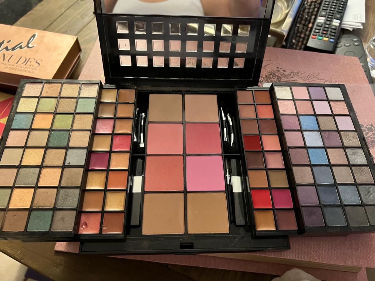 Victorias Secret large pallet includes eyeshadow blush - Lynn, Massachusetts - FleaMarketBay