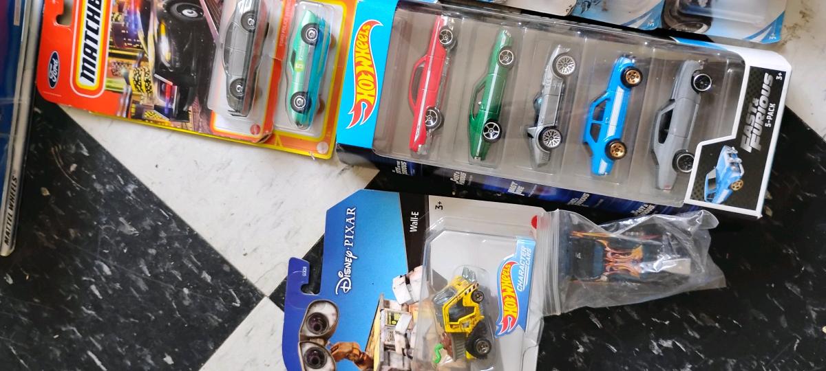 small collection of more than 70 Hot Wheels - Millville, New Jersey - FleaMarketBay