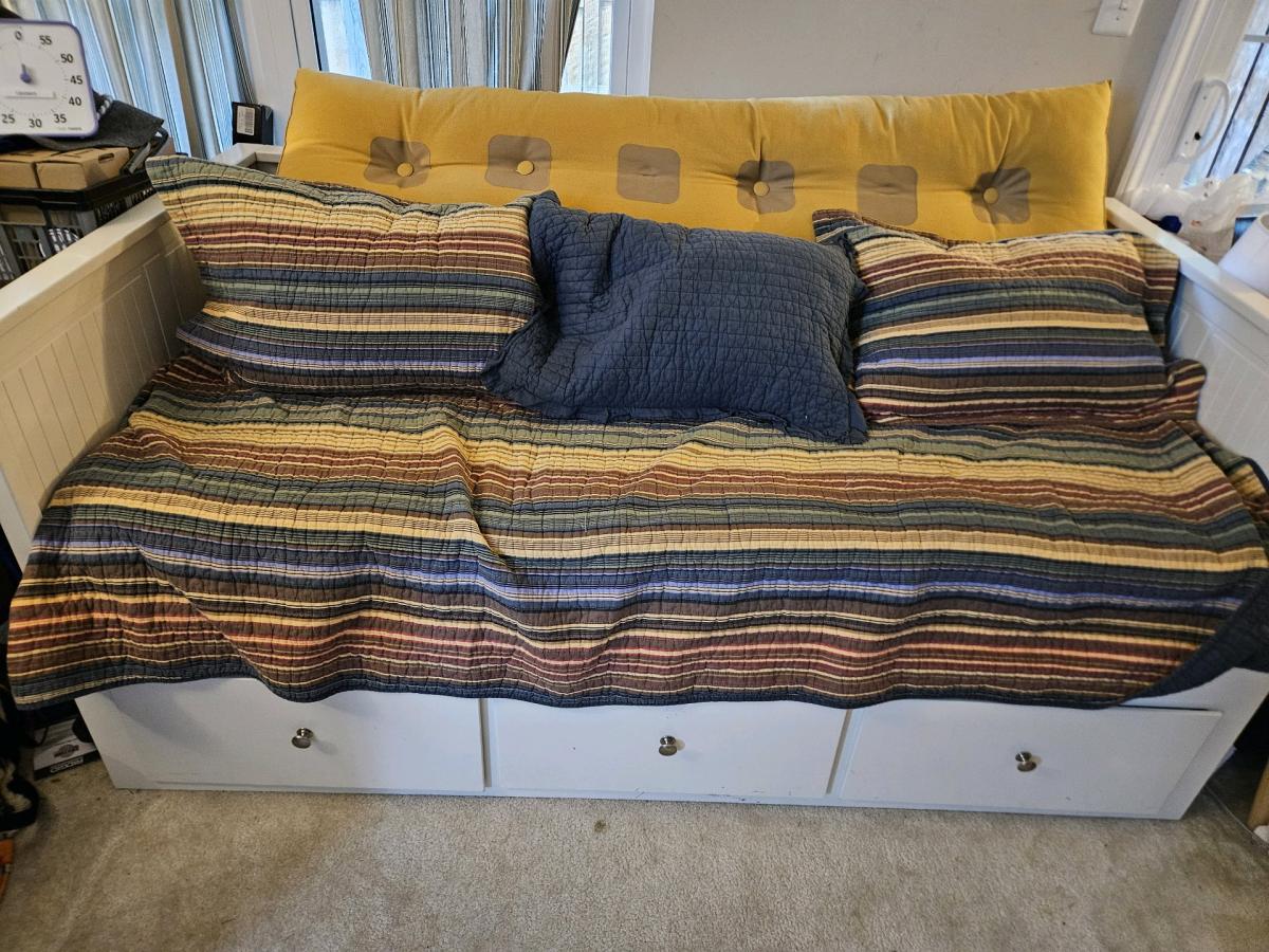 White daybed with 3 drawers expands to double bed - Ashburn, Virginia - FleaMarketBay