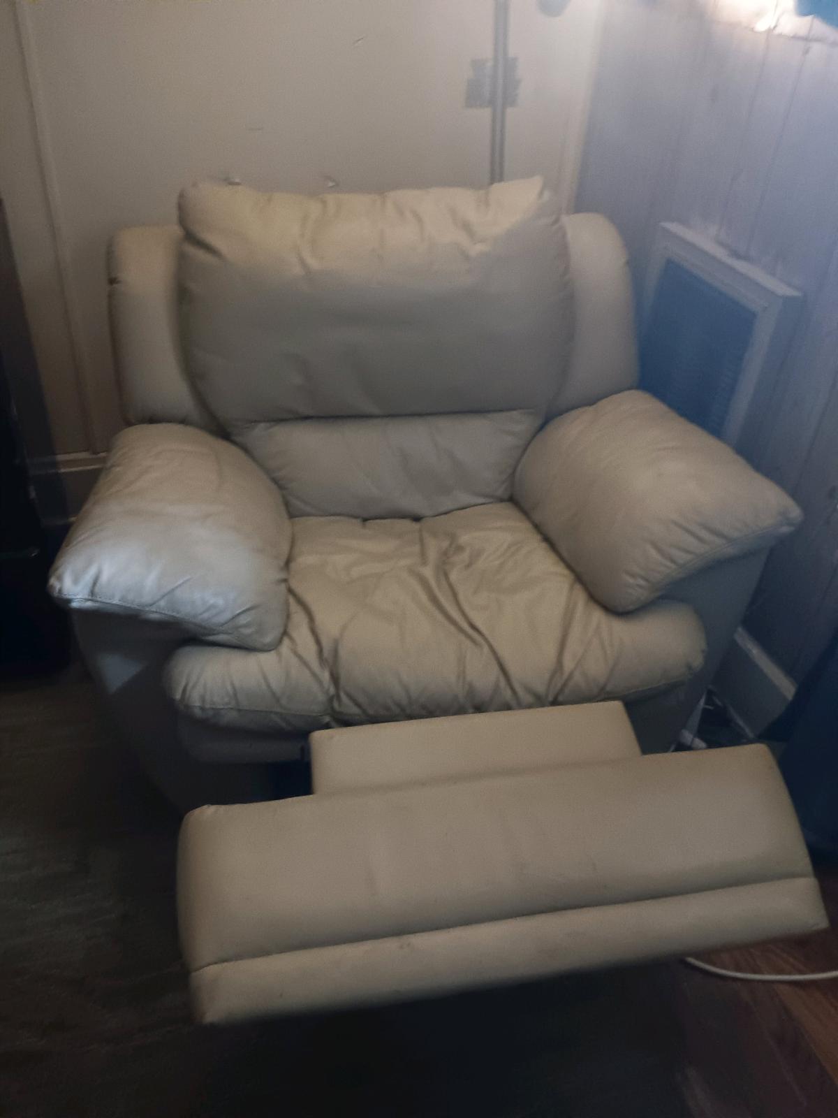leather reclining sofa and chair - Fayetteville, Tennessee - FleaMarketBay