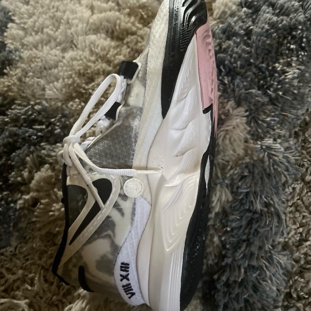 Kyrie 8 basketball shoes size 95 - Collierville, Tennessee - FleaMarketBay