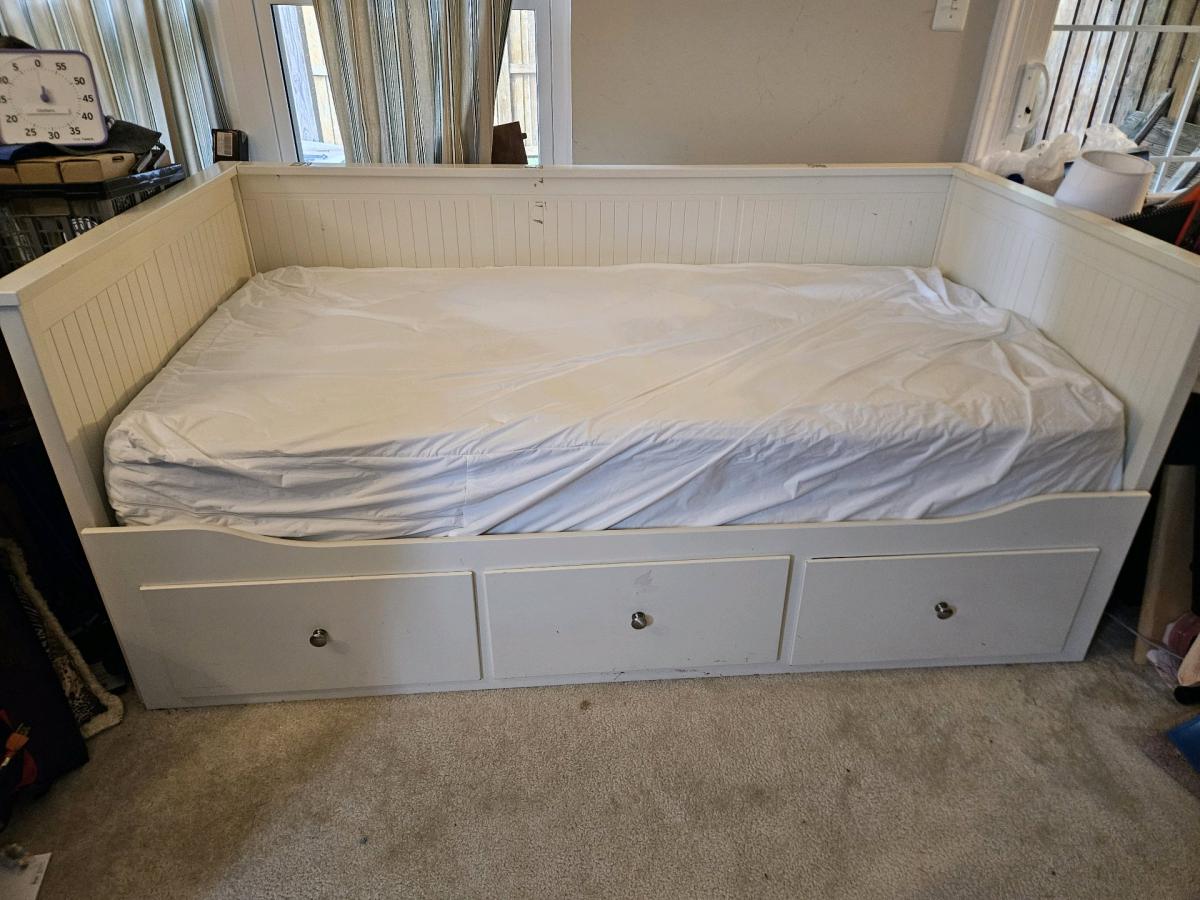 White daybed with 3 drawers expands to double bed - Ashburn, Virginia - FleaMarketBay