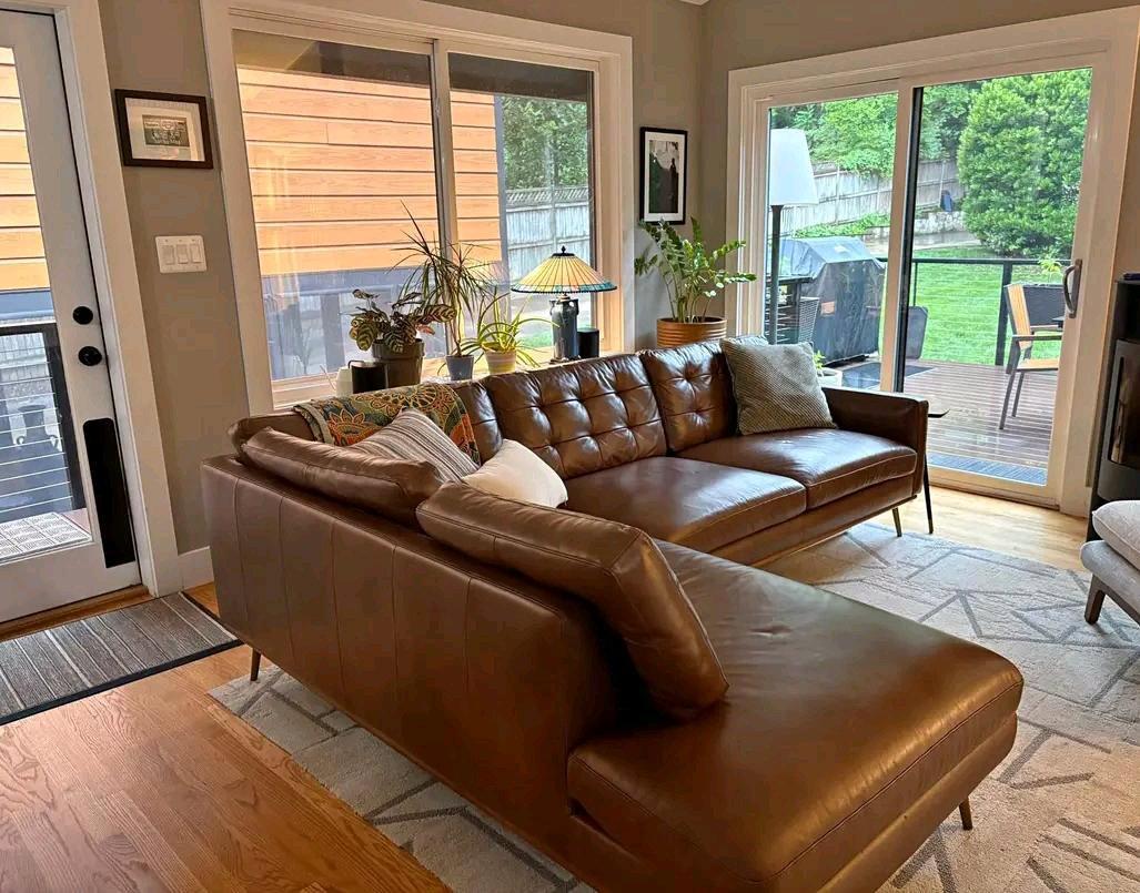 castlery leather sectional couch - Kimberly, Idaho - FleaMarketBay