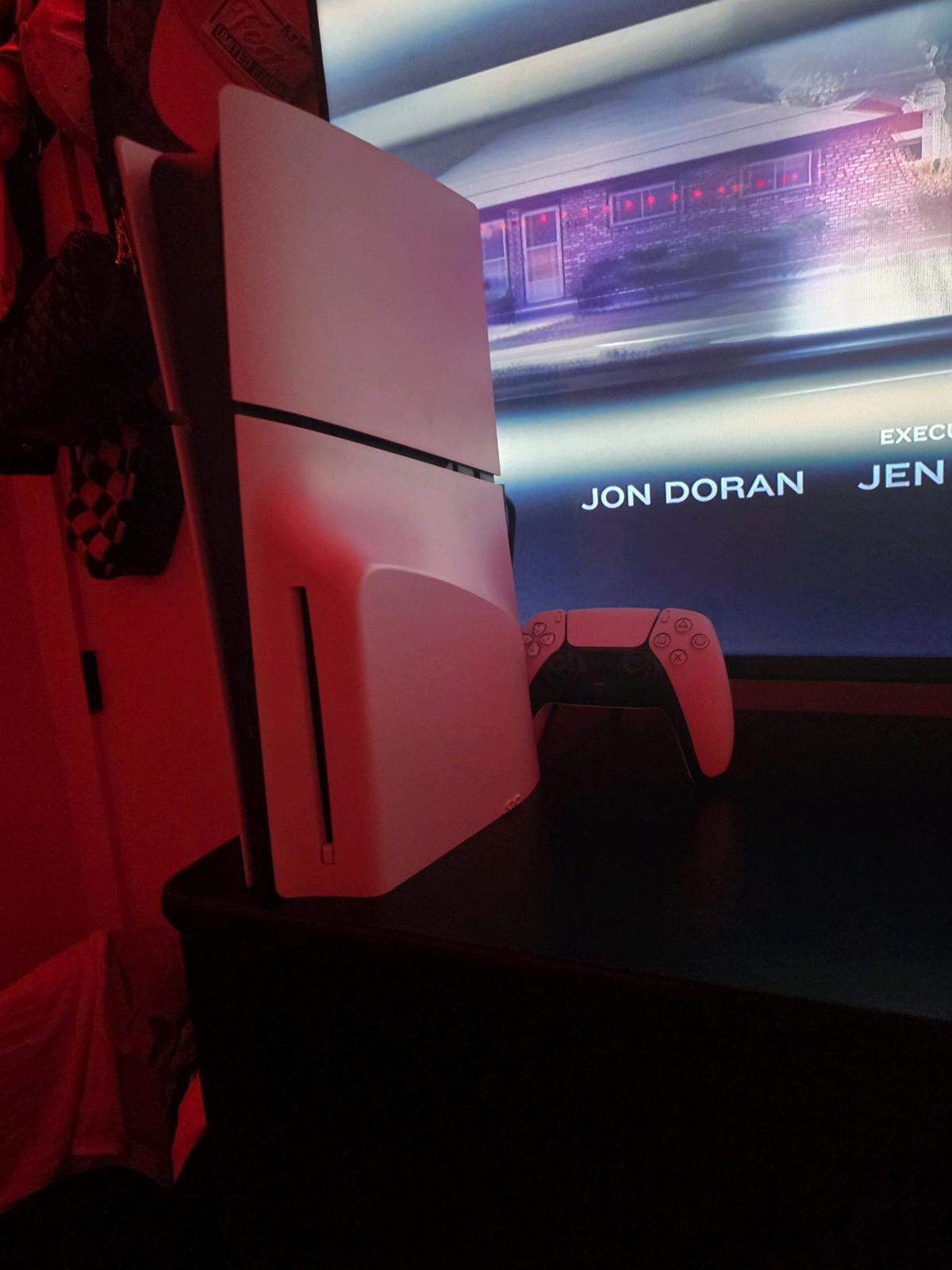 play station 5 blanca con negra y contrall - Bronx, New York - FleaMarketBay