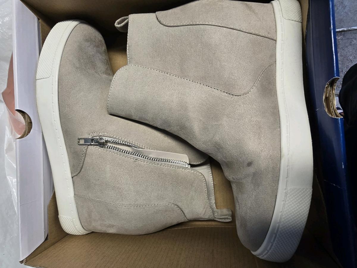 arizona boots size 9 in a half - Houston, Texas - FleaMarketBay