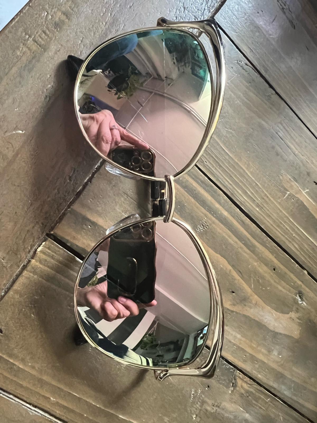 pink sunglasses mint condition - Lynn, Massachusetts - FleaMarketBay